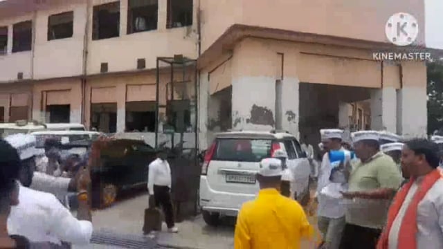 बाह आगरा के लिए डंके की चोट पर डगगे मेरी अनुबंध से मिली भगत बाह राज्य क्रिया मार्ग पर रोडवेज बसों की नहीं चलने दिया जा र