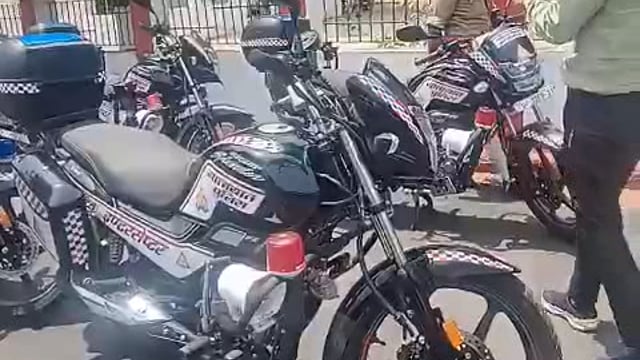 लखनऊ: शहर में ट्रैफिक जाम को कम करने के लिए लखनऊ पुलिस ने 42 रेसर मोबाइल (रेसर बाइक) का शुभारंभ किया है। इस नई पहल का उद्घाटन पुलिस कमिश्नर अमरेंद्र सेंगर, जॉइंट पुलिस लॉ एंड आर्डर बबलू कुमार, डीसीपी ट्रैफिक कमलेश दीक्षित और अन्य वरिष्ठ अधिकारियों ने रिजर्व पुलिस लाइन में किया।#police