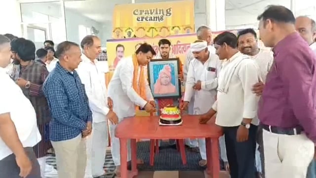 बागपत में उत्तर प्रदेश के मुख्यमंत्री योगी आदित्यनाथ के जन्मदिन के अवसर पर ठाकुर समाज और भारतीय जनता पार्टी (BJP) के कार्यकर्ताओं द्वारा विशेष पूजा-अर्चना का आयोजन किया गया।
समर्थकों ने हवन-पूजन कर मुख्यमंत्री की दीर्घायु और उत्तम स्वास्थ्य की कामना की। इस अवसर पर बड़ी संख्या में स्थानीय भाजपा कार्यकर्ता और समाज के गणमान्य लोग मौजूद रहे।#politics