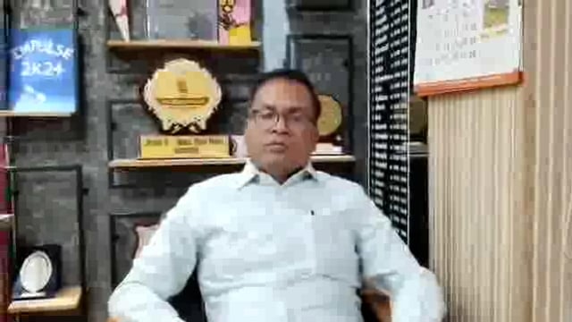 आज विकास भवन,सभागार स्थित विकास वॉर रूम में वृहद गौशालाओं की सघन निगरानी हेतु बनाए गए कंट्रोल रूम का उद्घाटन किया। यह कंट्रोल रूम अब जनपद की सभी 11 प्रमुख वृहद गौशालाओं को 360 डिग्री सीसीटीवी कैमरों से जोड़कर रियल टाइम मॉनिटरिंग सुनिश्चित करेगा।

गौशालाओं में चारा, पानी, सफाई व छाया की व्यवस्था पर लगातार नजर रखने के उद्देश्य से यह पहल की गई है। ये कैमरे सोलर पैनल व सिम आधारित तकनीक से लैस हैं, जिससे विद्युत आपूर्ति बाधित होने पर भी निगरानी निर्बाध रूप से जारी रहेगी। उद्घाटन के दौरान हमने लाइव लोकेशन देखकर गोपालकों से वॉइस कमांड के माध्यम से संवाद किया और व्यवस्थाओं की जानकारी ली।

साथ ही, जनपद के 26 पीएम श्री विद्यालयों को भी सीसीटीवी कैमरों से युक्त कर, उनकी निगरानी इसी कंट्रोल रूम से शीघ्र की जाएगी 

हमारा उद्देश्य है कि पारदर्शिता, उत्तरदायित्व और संवेदनशीलता के साथ जनपद के सभी महत्वपूर्ण संस्थानों में सुचारु संचालन सुनिश्चित किया जाए।