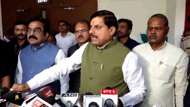 मध्य प्रदेश के मुख्यमंत्री डॉ. मोहन यादव ने कांग्रेस सांसद राहुल गांधी पर तीखा हमला बोला है। एक प्रेस वार्ता के दौरान उन्होंने कहा:
"राहुल गांधी को माफी मांगनी चाहिए, उनका व्यवहार शर्मनाक है।"#politics