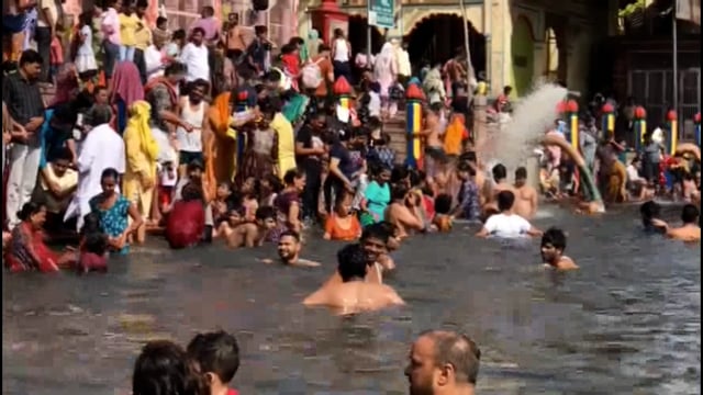 गंगा दशहरा पर्व पर विश्राम घाट पर उमड़ा श्रध्दा का सैलाब, श्रध्दालुओं ने लगाई आस्था की डुबकी।