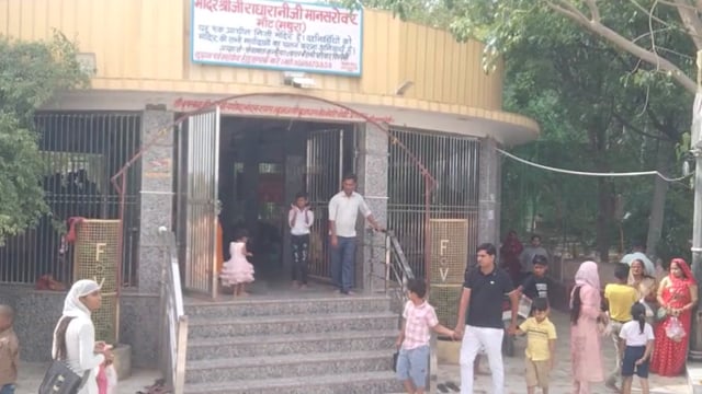 गंगा दशहरा के पावन पर्व पर राधारानी के मानसरोवर कुंड में श्रध्दालुओं ने अव्यवस्थाओं के बीच लगाई आस्था की डुबकी, बेरिकेडिंग और गोताखोरों की नहीं थी कोई व्यवस्था।