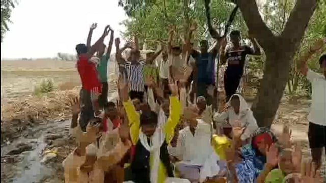 इलियाँ में घरो में घुस रहा गन्दा पानी सुनवाई ना होने से नाराज ग्रामीण बैठे धरने पर 