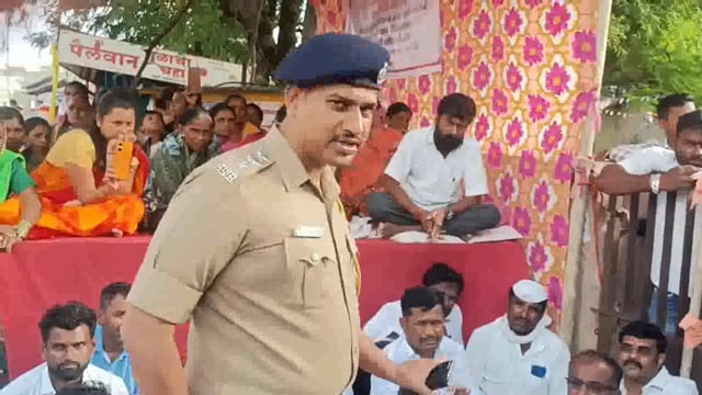 पोलिसाचा खोटारडेपणा पत्रकारांनी केला उघड तोंड लपवून पाळण्याची पोलीस अधिकाऱ्यावर आली वेळ 