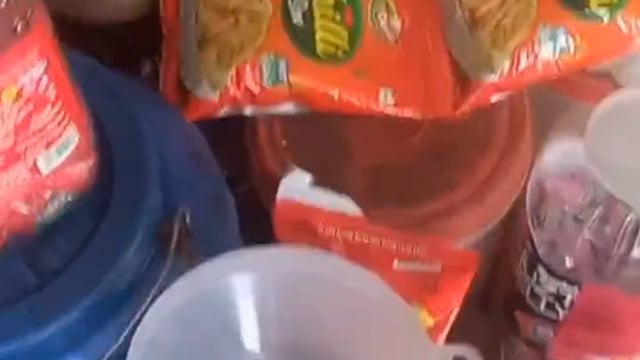 कोटेदार पर घटतौली का आरोप, कार्डधारकों ने की शिकायत