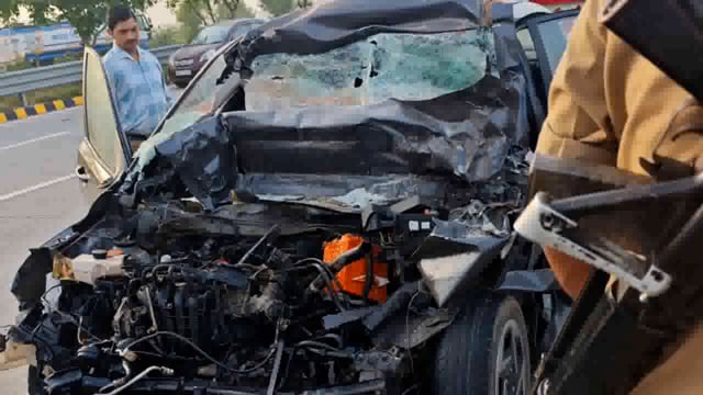 नौहझील:-यमुना एक्सप्रेस-वे पर दर्दनाक हादसा ईंटो से भरे खड़े ट्रेक्टर में पीछे से घुसी टैक्सी कार  2 की मौत 2 घायल