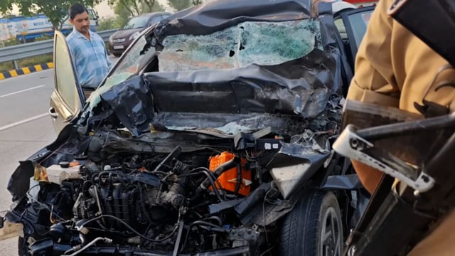 नौहझील:-यमुना एक्सप्रेस-वे पर दर्दनाक हादसा ईंटो से भरे खड़े ट्रेक्टर में पीछे से घुसी टैक्सी कार  2 की मौत 2 घायल