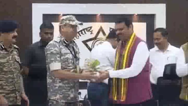 राज्याचे मुख्यमंत्री देवेंद्र फडणवीस यांच्या समोर 12  नक्षल्यांनी केले शस्त्रासमवेत आत्मसमर्पण