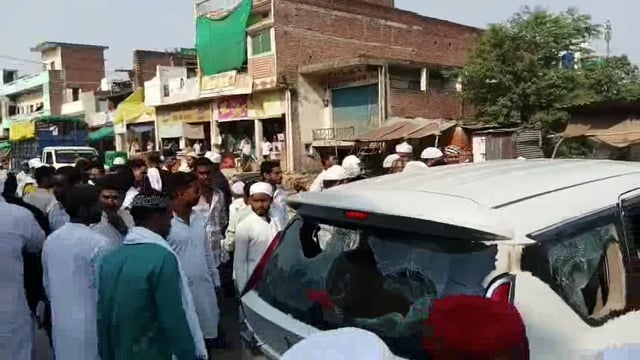 ईदगाह के बाहर नमाजी की गाड़ी का शीशा मिला टूटा,गाड़ी का शीशा टूटा देख नमाजियों ने मचाया हल्ला,पुलिस जांच में जुटी