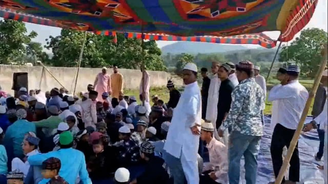 मुस्लिम संप्रदाय के लोगों ने हर्षोल्लास के साथ बकरीद पर्व को मानते हुए एक दूसरे को गले लगाते हुए बधाई दी