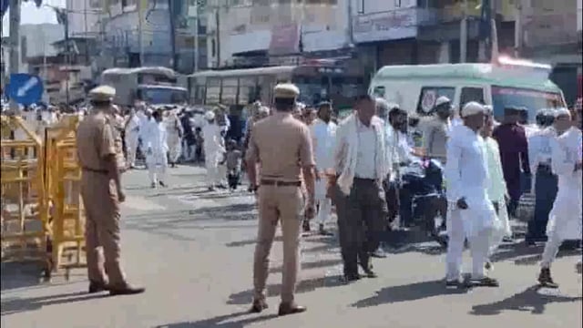 मथुरा में बक़रीद पर शांति पूर्ण अदा की गई नमाज़, सुरक्षा व्यवस्था के रहे कड़े इंतज़ाम, चप्पे-चप्पे पर पुलिस बल तैनात। 