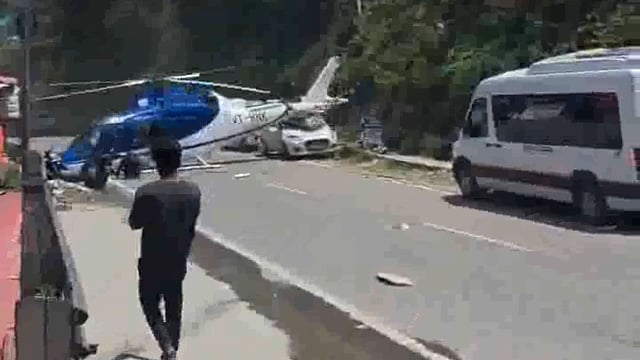 Live video of emergency landing on Rudraprayag highway goes viral#accident