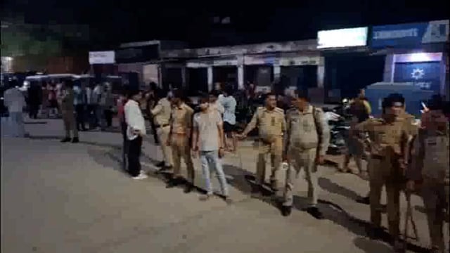 गोवर्धन क्षेत्र में गौ अवशेष मिलने से लोगों में मचा हड़कंप, पुलिस ने 24 घंटे में कार्यवाही का दिलाया भरोसा, गुस्साए लोगों को समझा बुझाकर कराया शांत।