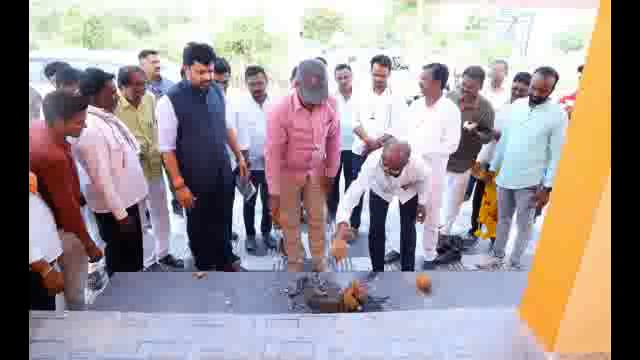 गुडसुर येथे प्रवाशी निवारा स्थानकाचा आमदार संजय बनसोडे यांच्या हस्ते लोकार्पण