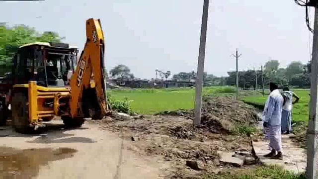 देखिए कहां के ग्रामीणों द्वारा चंदा इकट्ठा कर कराया जा रहा है 3 किलोमीटर सड़क निर्माण एवं नाले की खुदाई।