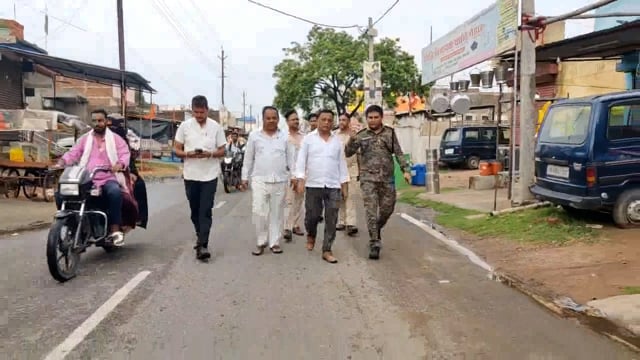 बकरीद में शांति व्यवस्था को लेकर गांडेय थाना प्रभारी के नेतृत्व में फ्लैग मार्च 