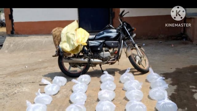 पुलिस ने 300 लीटर महुआ शराब के साथ एक स्प्लेंडर प्लस बाइक को किया जप्त