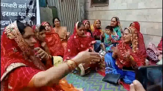 नहीं थम रहा बांके बिहारी कोरिडोर का विरोध:  महिलाओं ने भजन कीर्तन कर किया कोरिडोर का विरोध, बयां किया दर्द।