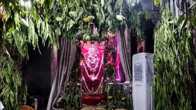 मथुरा के विश्राम घाट पर मनाया गया आम मनोरथ, बड़ी संख्या में उमड़े श्रद्धालु भक्त।