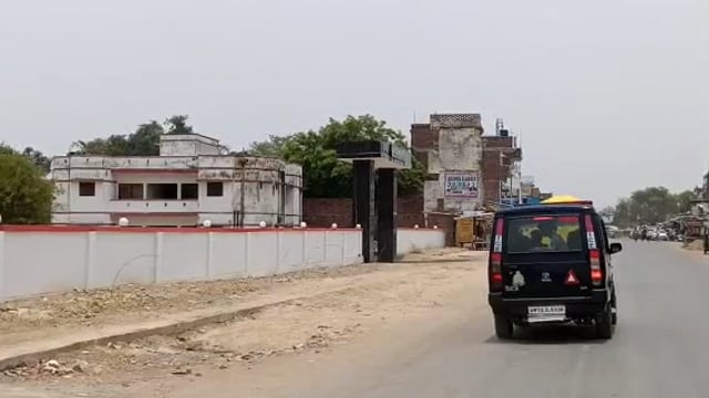 बाघराय थाना क्षेत्र में लकड़हारों का आतंक सरकार पर्यावरण दिवस पर लाखो बृक्ष लगवा रही हैं वही पुलिस गाड़ी को थाने ले गयी,