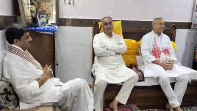 उत्तर प्रदेश सरकार के कैबिनेट मंत्री चौधरी लक्ष्मीनारायण पहुंचे वृंदावन, गोस्वामियों से की बातचीत।