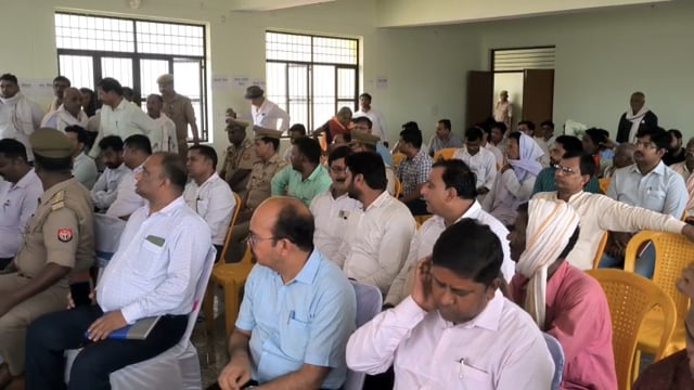 नौगढ़ तहसील सभागार में जिला स्तरीय संपूर्ण समाधान दिवस में जिलाधिकारी ने अधिकारियों के साथ फरियादियों की सुनी फरियाद