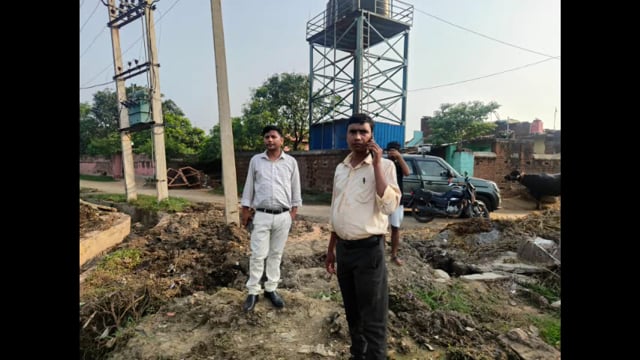 चंदा इकट्ठा कर ग्रामीणों द्वारा बनाए जा रहे सड़क निर्माण एवं नाला खुदाई का बीडीओ ने किया निरीक्षण।