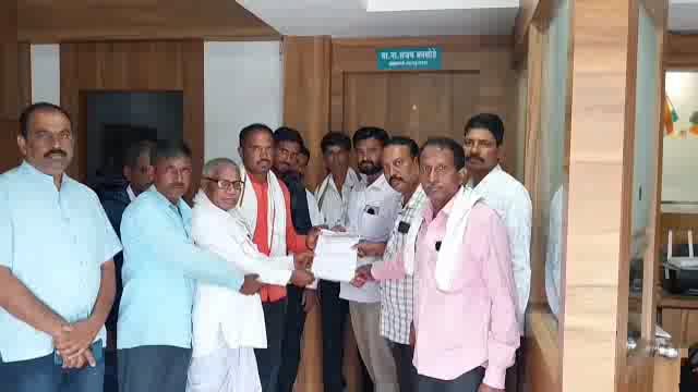 शेतकऱ्यांच्या विविध मागणीचे आमदार संजय बनसोडे यांच्या कार्यालयात निवेदन सादर