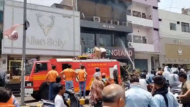 झांसी सदर बाजार में शॉर्ट सर्किट से कपड़े के शोरूम में लगी आग, दमकल कर्मियों ने आग पर काबू पाया