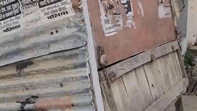 ट्रक की टक्कर से खोखा क्षतिग्रस्त