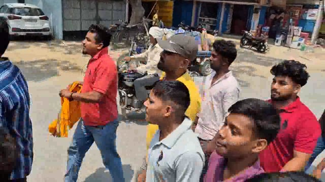 बांसडीह कस्बे में विद्युत की समस्याओं को लेकर कांग्रेस के प्रदेश महासचिव अभिजीत तिवारी के नेतृत्व ।के लोगो ने किया विरोध