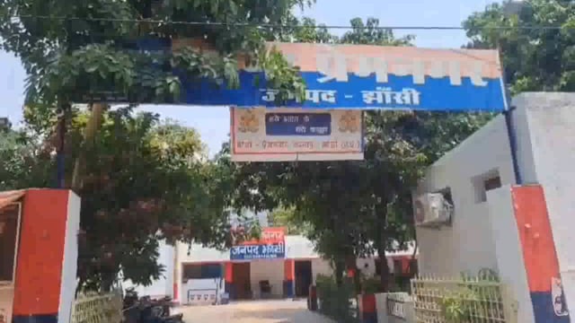 झांसी प्रेमनगर थाना क्षेत्र के ग्राम बल्लमपुर के पास रेलवे लाइन किनारे एक युवक की लाश मिलने से सनसनी फैल गई। 