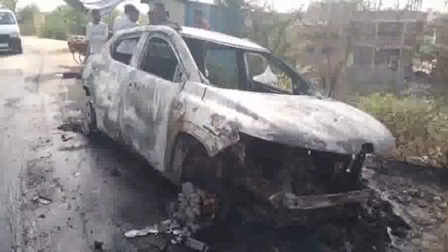 पानी गांव पुल के समीप कार में लगी भीषण आग हिन्डोल निवासी परिवार ने बमुश्किल बचाई जान