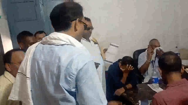 CHC बांसडीह के चिकित्सा अधिक्षक डॉ.वनकटेश मौआर को 20 हजार घुस लेते विजलेंस की टीम ने किया गिरफ्तार