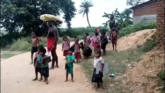 चिलचिलाती धूप एवं भीषण गर्मी में आंगनबाड़ी केंद्र आने को मजबूर हैं मासूम बच्चे। 