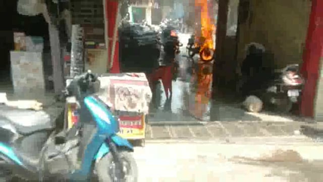 झांसी मानिक चौक के अंदर दयासागर कंपाउंड में गाड़ी स्टैंड में लगी भीषण आग 2 बाइक जलकर खाक हो गई