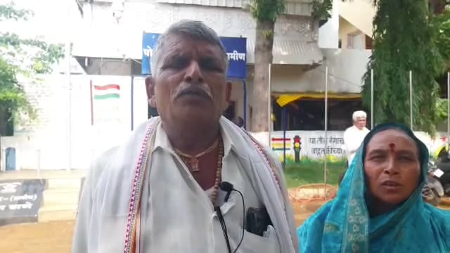 शेल्हाळ जवळ पोलीस असल्याचे बतावणी करून पती पत्नीला लुटणाऱ्या तिघा चोरा पैकी एका चोरास पकडून पोलिसांच्या दिले ताब्यात