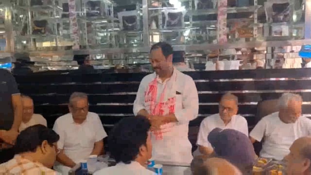 सपा सांसद को बताईं समस्याएं, निराकरण का दिया आश्वासन