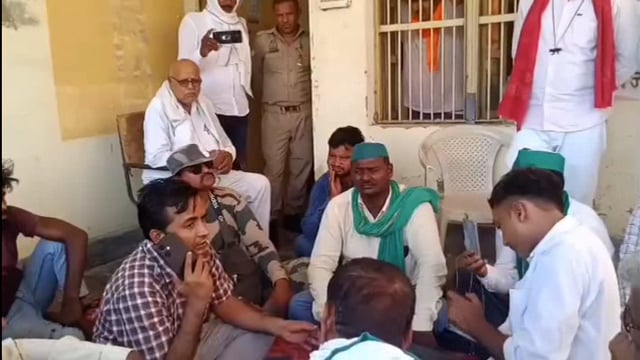 इलिया विद्युत उपकेंद्र पर किसानों ने एसडीओ और जेई  को बंधक बनाया