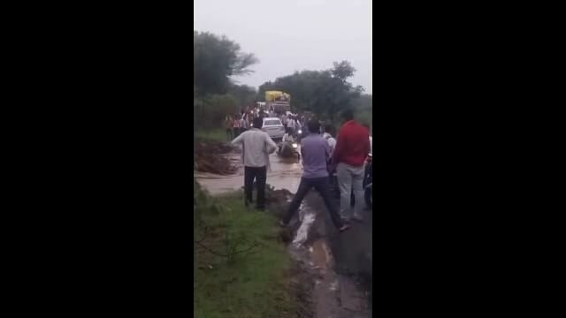 धडकणाळ येथे मुसळधार पाऊस,पुलावरून पुराचे पाणी,वाहनांची कोंडी