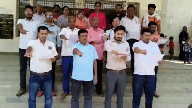 अमरपुर प्रखंड मुख्यालय में अधिकारियों एवं कर्मचारियों ने बाल श्रम के खिलाफ लिया शपथ।