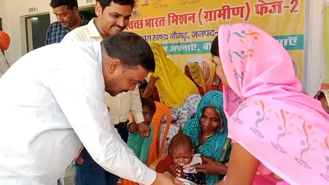 प्राथमिक विद्यालय वृंदावन जन चौपाल में सहायक विकास अधिकारी ने तीन महिलाओं की गोद भराई और तीन बच्चों का कराया अन्नप्राशन