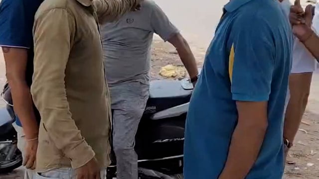 ई-रिक्शा चालक ने खड़ी बाइक में मारी टक्कर, युवक घायल