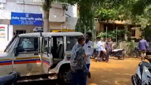 शेल्हाळ जवळ दुचाकी आडवी लावून लुटणाऱ्या एका चोरट्यांची ओळख पटली,तर दोघे फरार