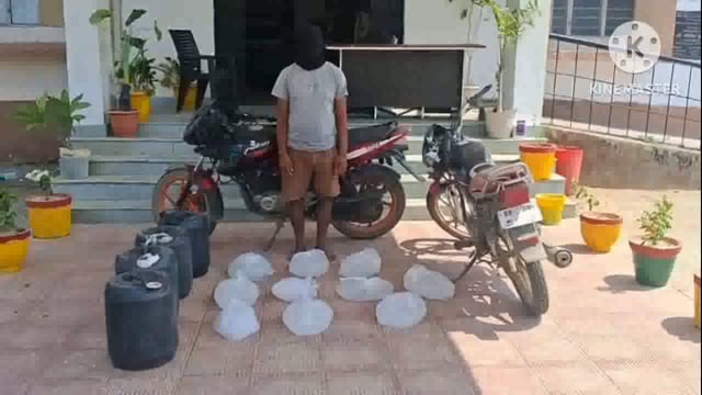 पुलिस ने 180 लीटर महुआ शराब के साथ दो बाइक समेत एक धंधेबाज को किया गिरफ्तार