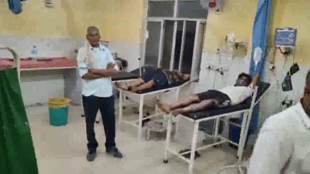 पुरानी रंजिश के चलते दो भाइयों पर तेजाव फेंक कर हमला किया घायलों को जिला अस्पताल में कराया भर्ती