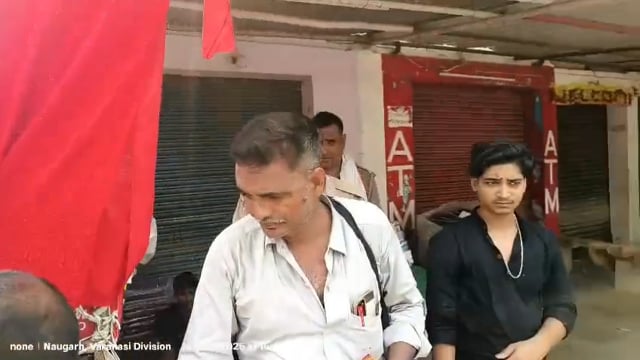 नौगढ़ कस्बे में बैंक के बड़े बकायेदारों पर उप जिलाधिकारी और राजस्व की टीम पुलिस टीम के साथ आठ दुकानों को किया कुर्क