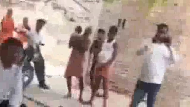 ▶️.....गोंडा  -बैंक कर्मी का कर्ज वसूलने का वीडियो वायरल, वसूली के लिए कर्जदार की कर रहा बेइज्जती
वसूली का वीडियो सोशल मीडिया पर वायरल, वायरल वीडियो में बैंक कर्मी मांग रहा पैसा
गला फाड़ कर कर्जदार पर झाड़ रहा रौब, चारपाई पर बैठकर बोल रहा बैंककर्मी 
बार बार बदतमीजी से करूंगा बात, दरवाजे पर बैठा हूं पैसा वसूलने आया हूं
कर्नलगंज पुलिस कर रही वीडियो की जांच, कर्नलगंज के किसी एक गांव का है मामला