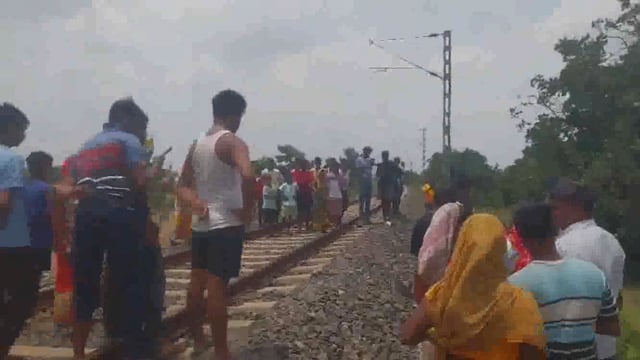 सूत्र:चांदन/आपसी घरेलु विवाद से तंग आकर वृद्ध दम्पती ने ट्रेन के आगे छलांग लगाकर कर ली जीवन लीला समाप्त,जांच में जुटी पु